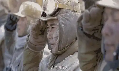 00后的新生代易烊千玺,两部电影票房过百亿
