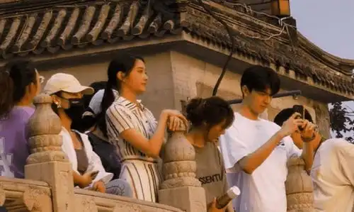 关晓彤再次进入新剧组拍摄,与男主一同亮相,这身高差完美