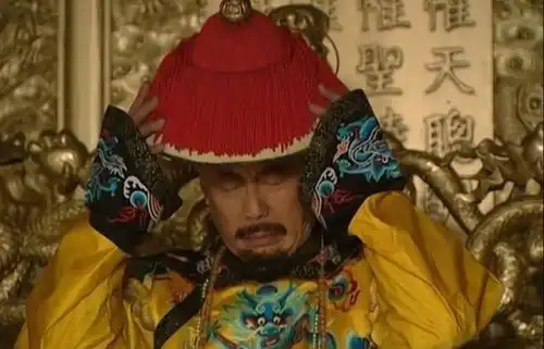 康熙圈禁两位皇子,康熙把帽子摘了又戴上,看焦晃表演有多用心