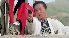 两帮黑社会拿枪对峙,旁边的人嚼口香糖吹了个泡泡,顿时子弹横飞