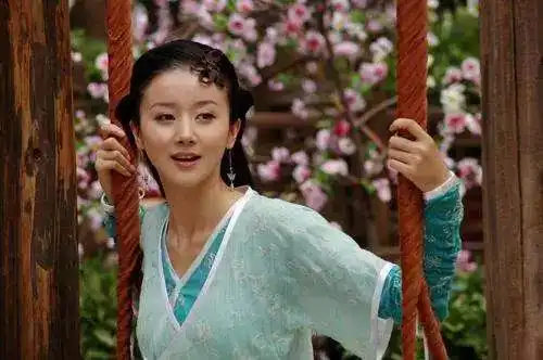 双眼皮夹死苍蝇,五官僵硬像假人,荧幕美人集体变蛇精
