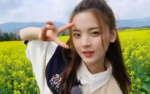 欧阳娜娜没做到的事情,杨超越做到了让王源给她拍照引粉丝吃醋
