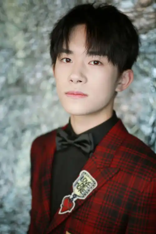 易烊千玺出席嘉人活动,红色成熟交织童趣显帅气