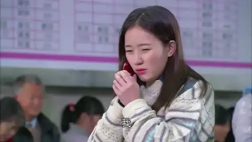 小姑娘排队排了一晚上,还没有买上火车票,手机电也快没了
