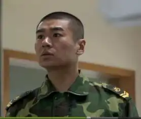 我是特种兵中老炮的军衔怎么是武警的士官标志啊