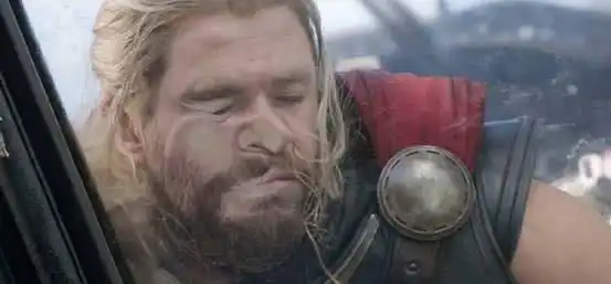 复联4发布剧照只有锤哥坐飞船不系安全带,脸又要擦玻璃了
