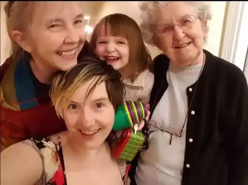 四世同堂短视频火遍全球,中国式亲情咱也来一条
