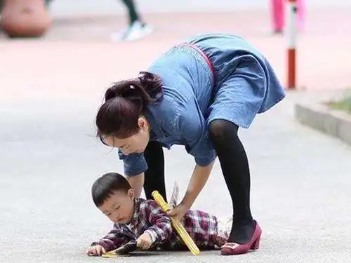 七岁男童被扇巴掌,网友却叫好没有家教的孩子有多令人讨厌