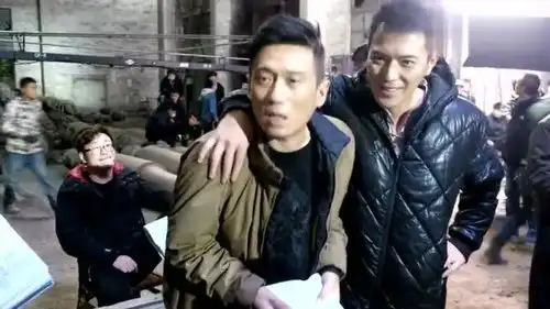 猎毒人于和伟徐洪浩同框研读剧本拍摄过程中展现超强默契
