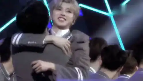 甜蜜暴击蔡徐坤和陈立农抱抱啊贴脸杀啊