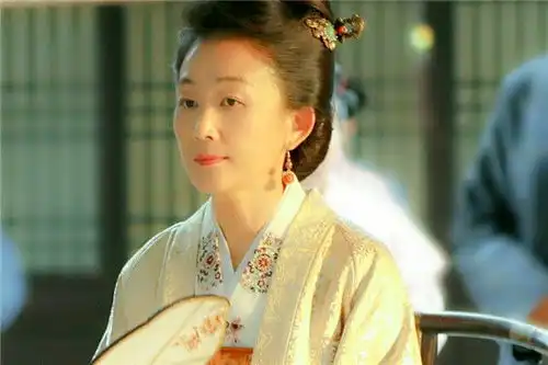 平宁郡主虽不喜明兰为儿媳,却用言语保住了她一条性命