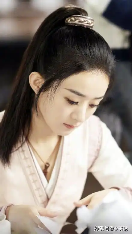 赵丽颖二度合作楚乔传导演,有翡剧照曝光,王一博古装帅
