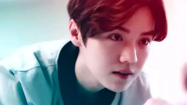 鹿晗甜蜜暴击出场方式玩转滑板拳击帅气溢出屏青春美男如画报
