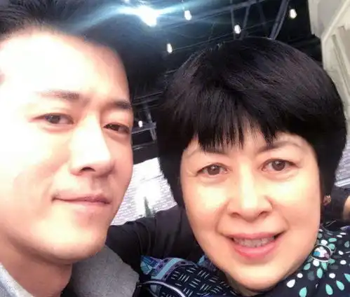 两个妈掌管娱乐圈半壁江山,他却被称为万年不红