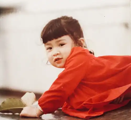 看看佘诗曼小时候的照片,胖嘟嘟的超可爱