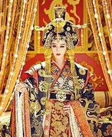 杨幂原味戏服卖八千史上最壕戏服你知道是谁的吗
