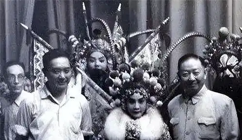 她带领30名演员留美不归,抛弃国内丈夫,扬言在美国刷盘子赚多