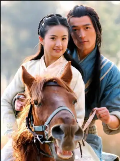 男星骑马照林更新特别沉稳,胡歌多变,他犹如战神一般
