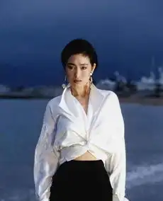 巩俐在戛纳上的裸色口红火了
