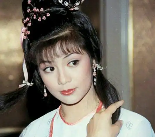 7岁失父13岁寄人篱下,21岁选美26岁离世,私生女阿翁的烟火人生
