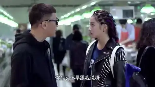 关晓彤看着躲在一边的张艺兴,便提醒了孙红雷
