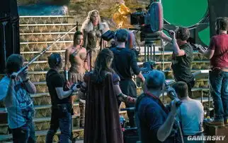 神奇女侠电影新剧照美翻天小露香肩大秀恩爱
