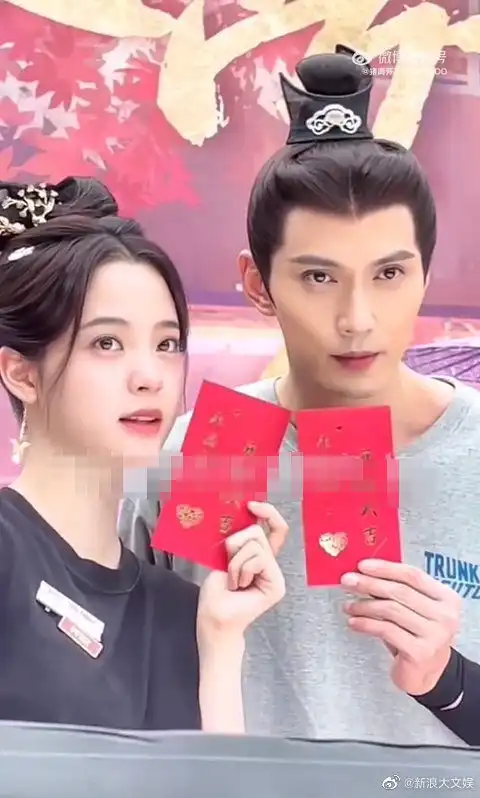 组图欧阳娜娜徐正溪永安梦路透曝光两人婚服造型亮相露甜笑
