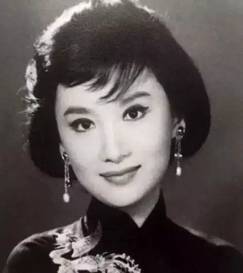 夏梦共拍过四部越剧电影金庸一部当编剧,一部当导演