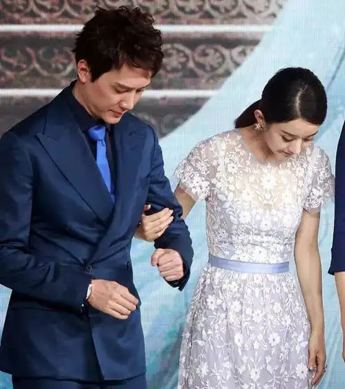 赵丽颖官宣怀孕,小燕子前来祝贺,二人的真实关系一目了然
