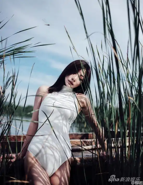 喷鼻血柳岩深夜发泳装性感照妖娆妩媚风尚中国网