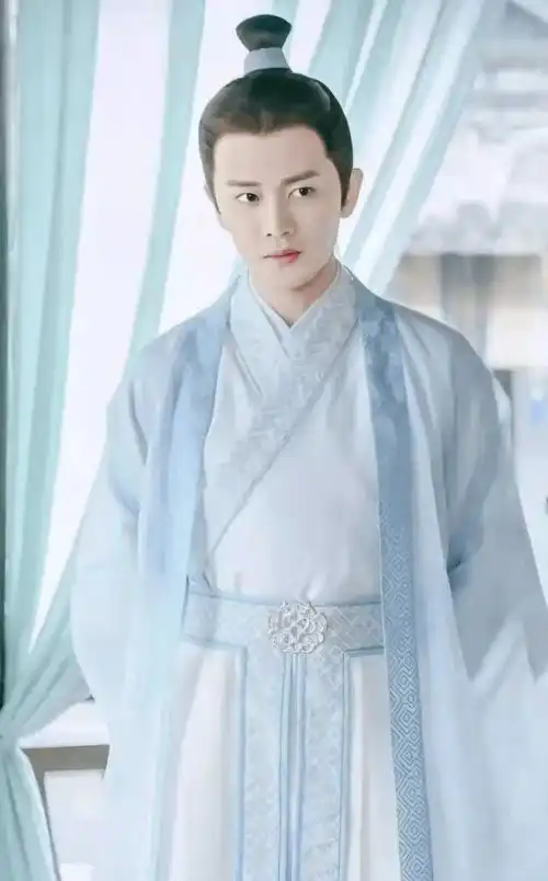7位人靠衣装的男星,现代装拉胯,换上古装就秒变美男封神
