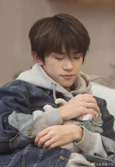 易烊千玺读工作室写的信你的二十岁才刚刚开始
