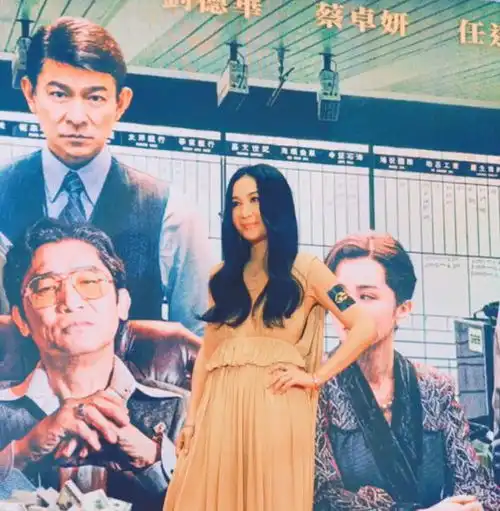 老搭档同框,温碧霞晒照与梁朝伟刘德华开心合照