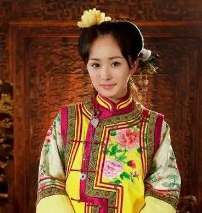 杨幂17岁青春照曝光,网友明明一张嫩牛五方脸,还说没整容
