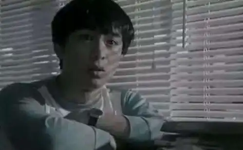 张嘉译年轻相片遭曝光,网友还好错过了,不然青春就废了