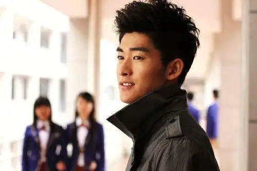 一起来看流星雨云海穿的风衣是什么型号的
