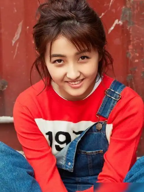 易烊千玺电影曝光跟国民妹张子枫合作,更有200亿票房演员作配