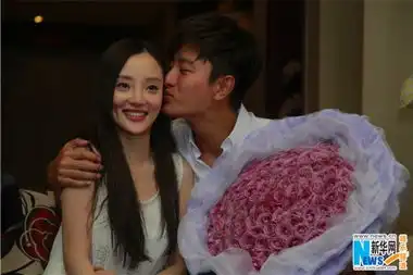 贾乃亮结婚纪念日高调示爱李小璐哭成泪人