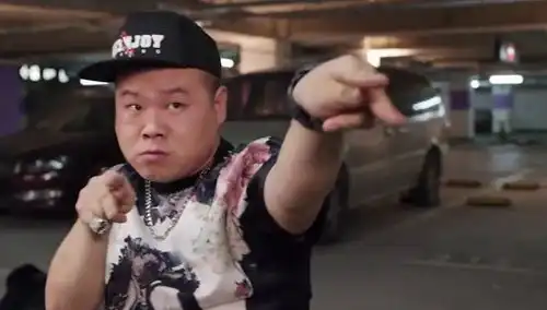 煎饼侠洗脑再升级小岳岳姐姐成群秀螳螂拳
