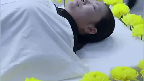 林雯代表急诊科医生参加救人女老师的葬礼,却被死者家属赶了出来