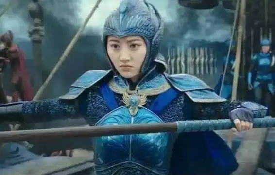 新皇帝登基,却命一宫女穿上盔甲当保镖,事后说我封你为皇后
