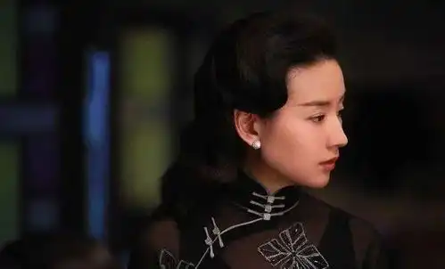 董洁素颜骑单车逛北京在街头吃麻辣烫无人识,离婚十年还在挨骂