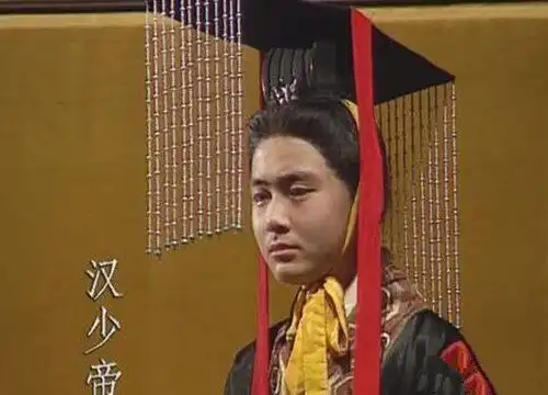 此人是世人眼中的懦弱君王,曾一句话呵退董卓,一句话吓坏曹操
