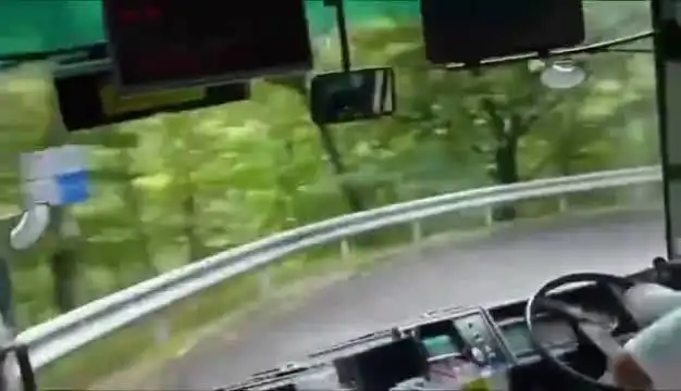 头文字d老司机山路小客车漂移每个弯都响胎乘客吓尿了bgm用头文字d
