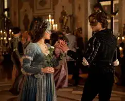 罗密欧与朱丽叶最新剧照曝光甜蜜吻戏引眼球
