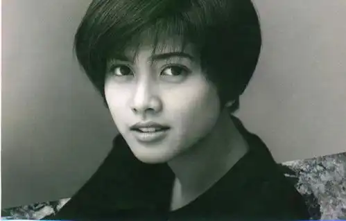 43岁柏原崇仍是美少年,与女友同框上榜年度最佳,姐弟恋10年不婚
