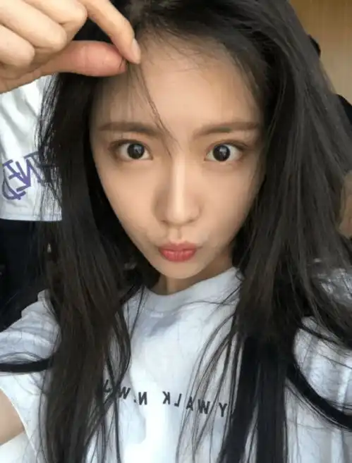 继李溪芮解约后,杨幂旗下又签长腿女艺人,出演少年派走红