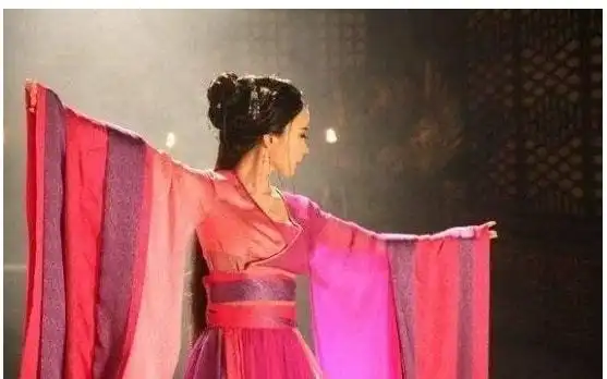 民间故事富商烧死一窝蛇,儿子成亲当天,儿媳半夜溜进富商房间