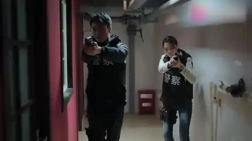 猎毒人警察四处找线人的下落,却被毒贩发现了警察
