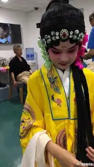 陆毅晒贝儿京剧扮相照,惊艳一片
